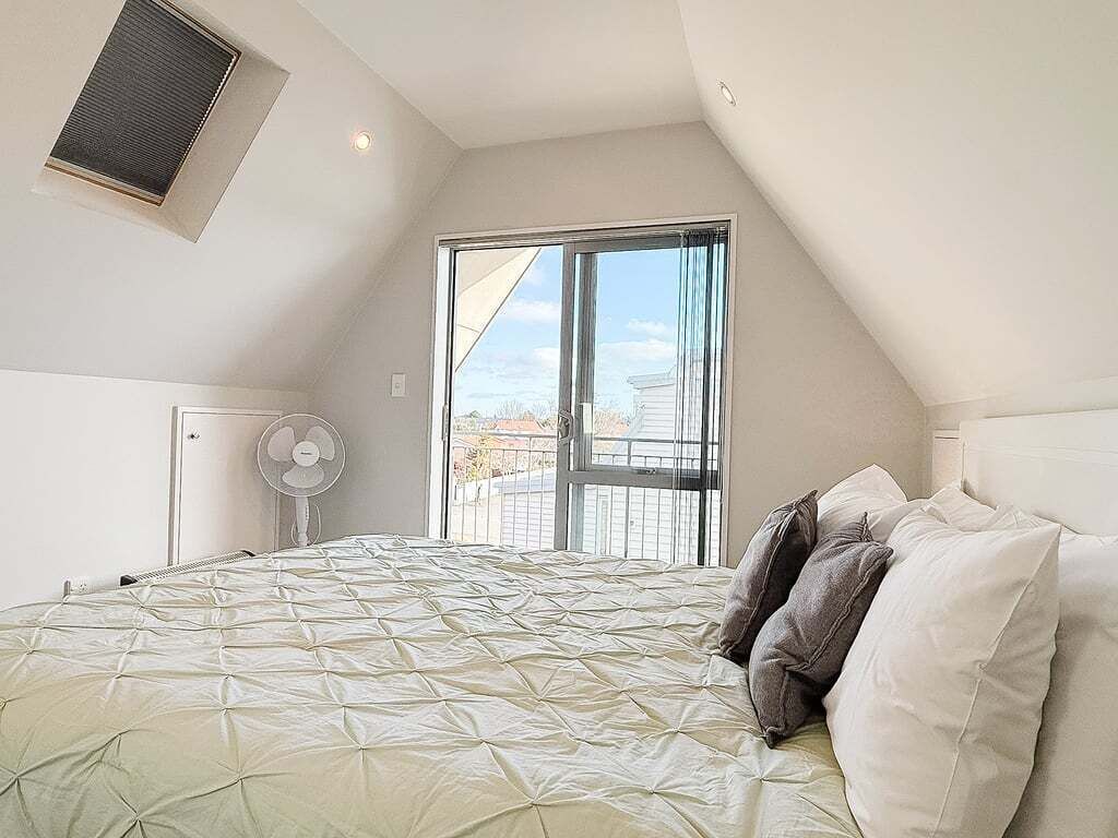 5 bedrooms, iron/ironing board, free WiFi, bed sheets