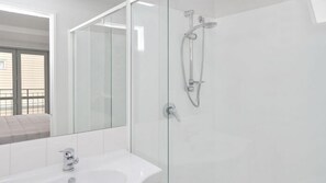 Dusche, Haartrockner, Handtücher