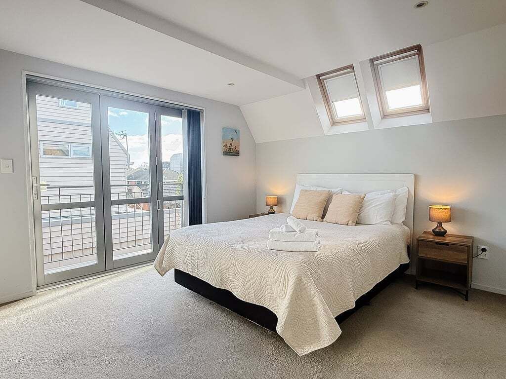5 bedrooms, iron/ironing board, free WiFi, bed sheets