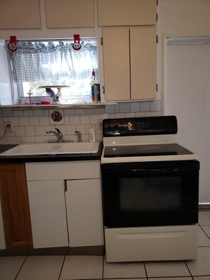 Coffee/tea maker, fridge, microwave, oven - LOVELY 1 BED 1 BATH APARTMENT IN HOLLYWOOD FLORIDA (Hollywood)
