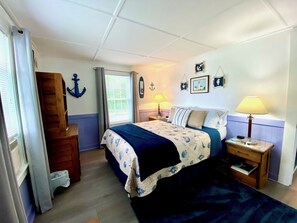 3 soverom, skrivebord, strykejern/-brett og reiseseng for barn