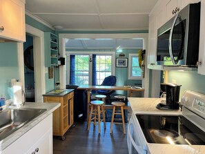 Jääkaappi, mikroaaltouuni, uuni, liesi