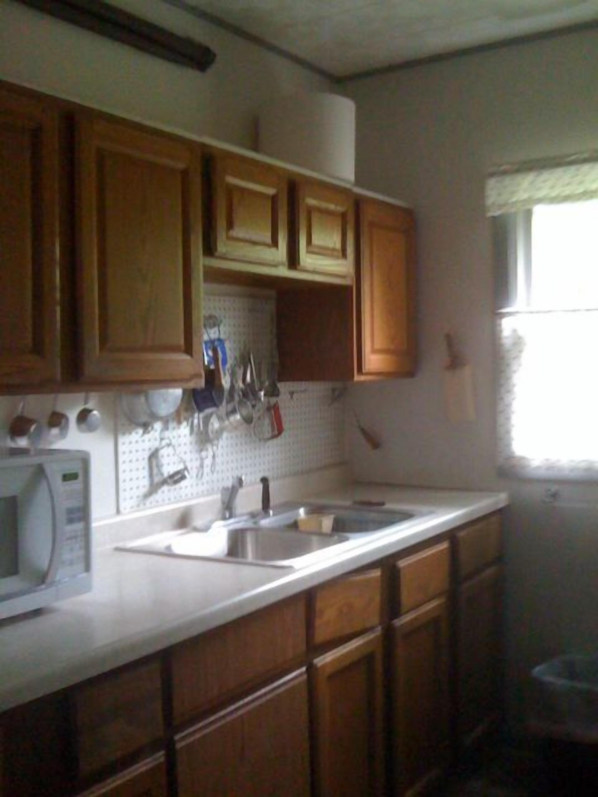 Fridge, oven, stovetop, coffee/tea maker