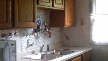 Fridge, oven, stovetop, coffee/tea maker