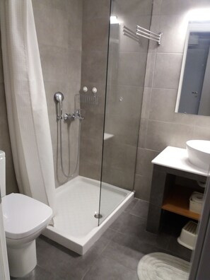 Shower, hair dryer, slippers, towels - A family friendly home, in a quiet place, close to the centre and the beach! (nafplio)