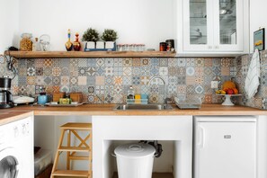 Fridge, microwave, oven, stovetop - A family friendly home, in a quiet place, close to the centre and the beach! (nafplio)