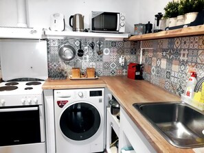 Fridge, microwave, oven, stovetop - A family friendly home, in a quiet place, close to the centre and the beach! (nafplio)