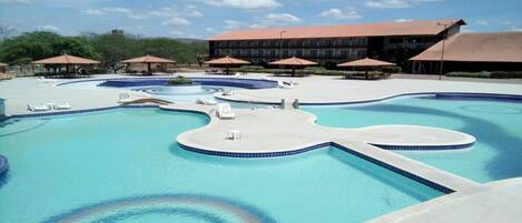 Utendørsbasseng og et oppvarmet basseng