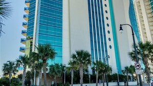 Un grand hôtel à la façade incurvée remarquable, doté de nombreux balcons et d’une enseigne bien visible indiquant « Oceans One ».