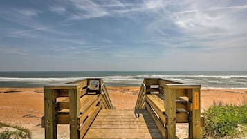 Plage, chaises longues, parasols, serviettes de plage