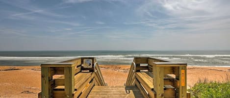 Plage, chaises longues, parasols, serviettes de plage