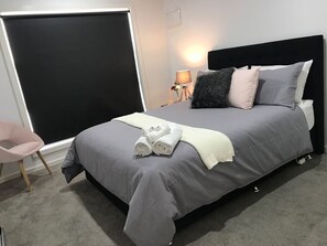 2 bedrooms, iron/ironing board, free WiFi, bed sheets - Bacchus Marsh Villa unit 1 (Darley)