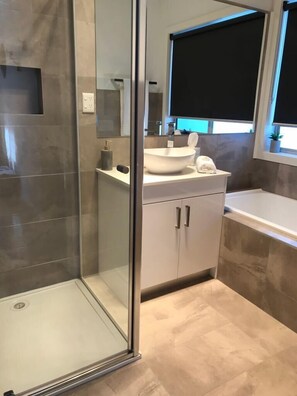 Bathtub, hair dryer, towels, soap - Bacchus Marsh Villa unit 1 (Darley)