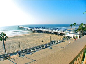 在海滩、沙滩椅