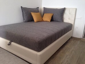 3 bedrooms, Internet, bed sheets - Enjoy your holiday in a quiet environment on a lovely property with a terrace (KOTOR)