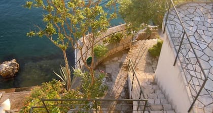 Genießen Sie Ihren Urlaub in einer ruhigen Umgebung auf einem schönen Grundstück mit Terrasse