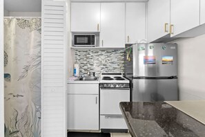 Kylskåp, mikrovågsugn, spishäll och kaffe- och tebryggare