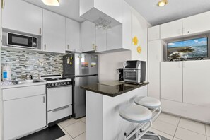 Réfrigérateur, micro-ondes, plaque de cuisson, cafetiÚre/bouilloire