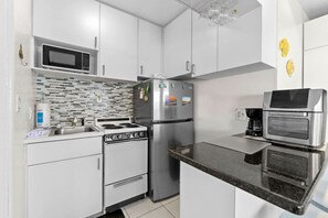 Køleskab, mikrobølgeovn, kogeplade, kaffe-/temaskine