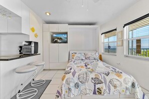 Desk, iron/ironing board, WiFi, bed sheets