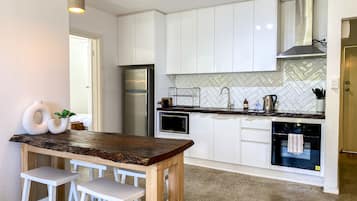 Refrigerador, microondas, horno, placa de cocina