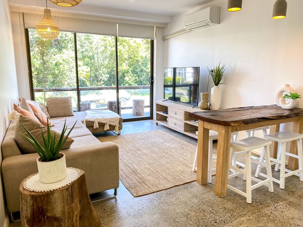 Una televisión, un reproductor de DVD