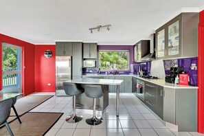 Jääkaappi, mikroaaltouuni, uuni, liesi