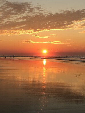 Nær stranden, solsenger og strandhåndklær