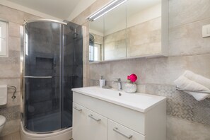 Douche, séchoir à cheveux, serviettes fournies, savon