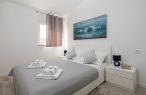 3 bedrooms, iron/ironing board, travel cot, free WiFi