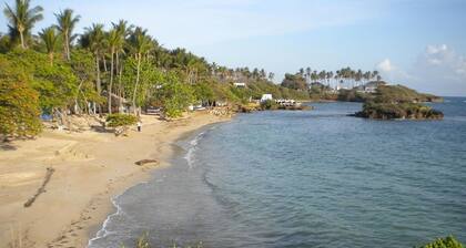 Full, Spacious Duplex Apartment Walking Distance to the Beach!!!