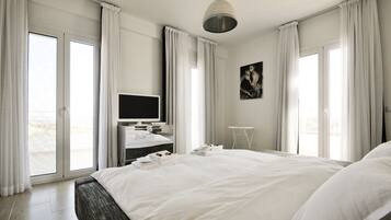 3 bedrooms, iron/ironing board, travel crib, internet