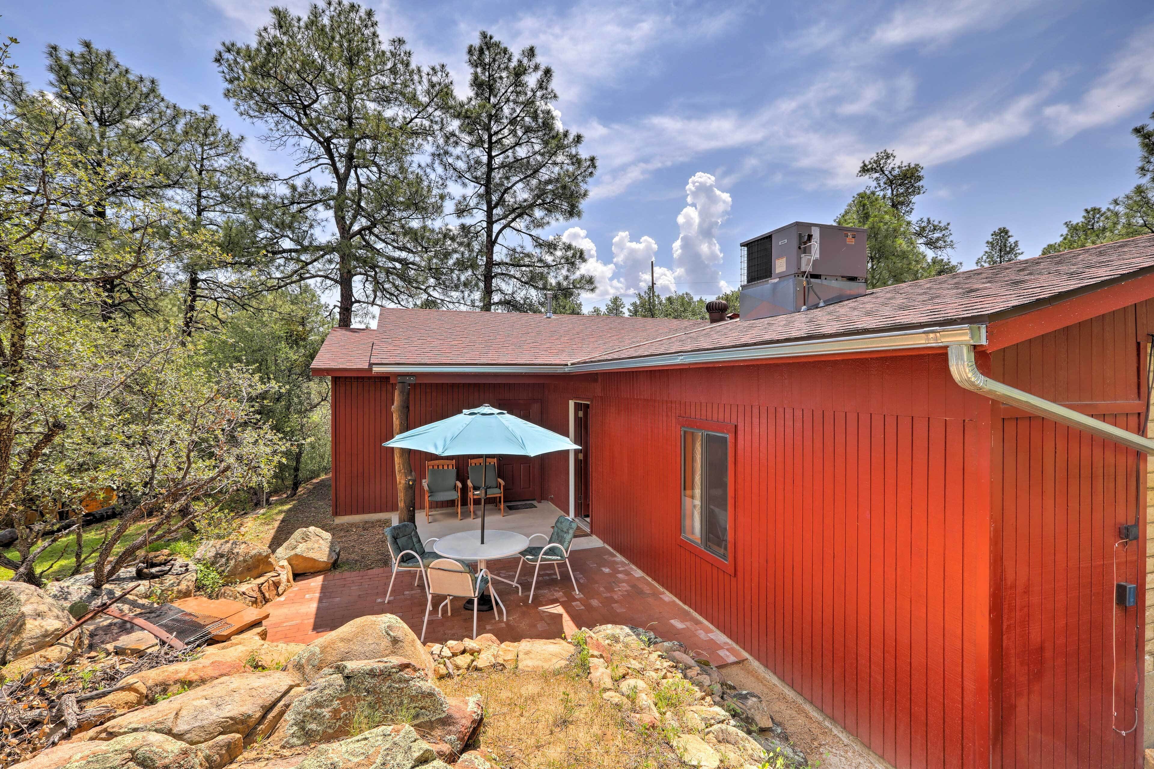 'Forest Retreat' - Quiet Prescott Cottage w/ Patio