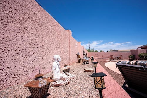 SNOWBIRD DISCNT! MONTHLY&WKLY
Walk LONDON BR/TOWN 4+2 Heat Pool, HTub Cornhole!