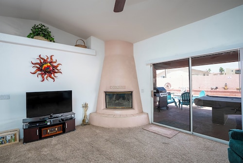 WALK TO LONDON BRIDGE, LAKE, DNTN! 4 BR, POOL, BRAND NEW SPA, POOL TABLE 