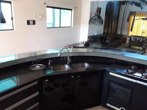 独立别墅 (1) | 私人厨房 | 冰箱、微波炉、烤箱、炉灶