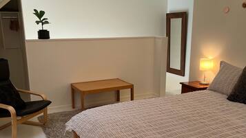 2 slaapkamers, een strijkplank/strijkijzer, reisbedje, gratis wifi