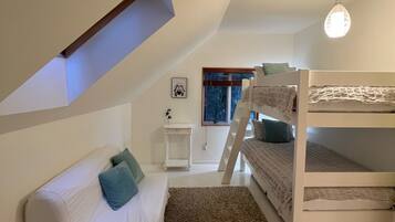 2 quartos, ferros/tábuas de passar roupa, berço de viagem