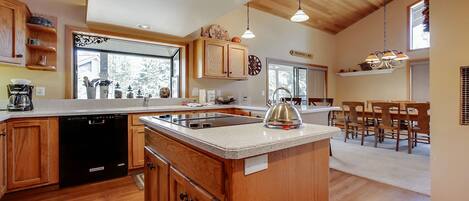 Jääkaappi, mikroaaltouuni, uuni, liesi