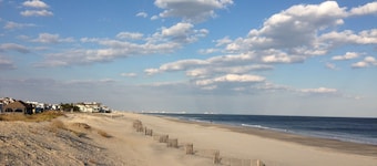 2nd Fl Beachfront Panoramic Ocean Views sleeps 12 Pets