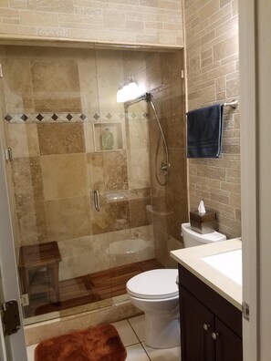 Dusche, Haartrockner, Handtücher, Toilettenpapier