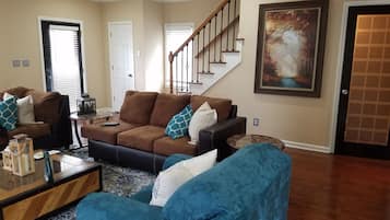 Een smart-tv, een open haard, een dvd-speler en boeken