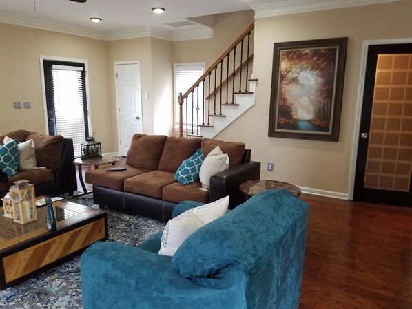 Smart TV, fireplace, DVD player, books