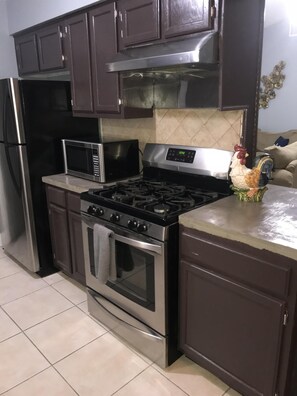 Frigorífico, microondas, horno y placa de cocina
