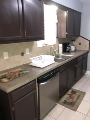 Fridge, microwave, oven, stovetop - Chill out one the riverTUBING,PARTYING,RELAXING.  (Martindale)