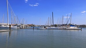 Un port de plaisance où de nombreux voiliers sont amarrés aux quais.