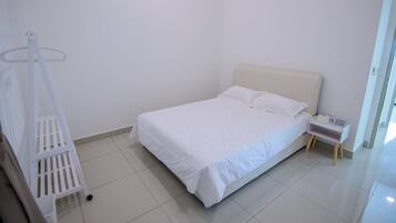 2 bedrooms, iron/ironing board, internet, bed sheets