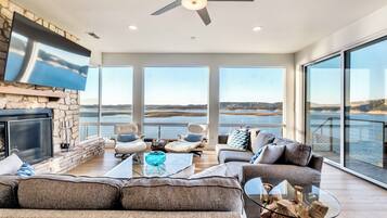 Smart TV, chimenea, videojuegos y libros