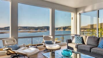 Smart TV, chimenea, videojuegos y libros