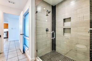 Bathtub, hair dryer, bidet, towels - 2024 Newly Renovated - NEW PHOTOS - Private dock in the water, 2 Master Bedrooms (Austin)